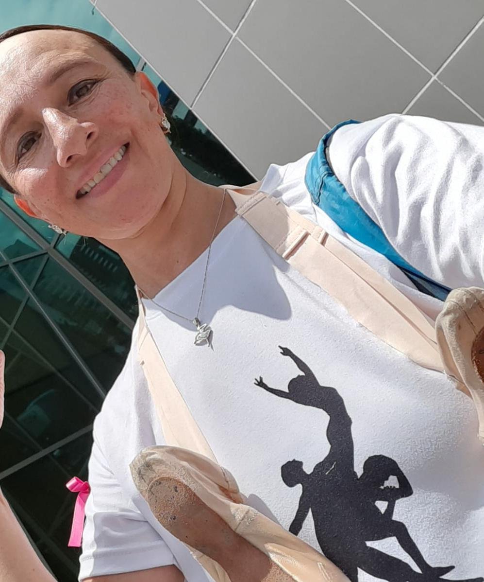  “Ahora me ha tocado ver temas legales como mi reinstalación, y pues con mis zapatillas colgadas al cuello asistí al juzgado donde corresponde, con el afán de preguntar cómo iba a mi caso”. Dijo la bailarina, Zoila Vásquez. 